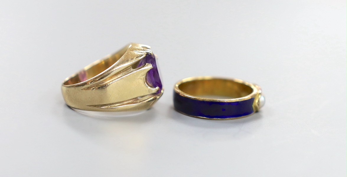 A yellow metal, blue enamel and three split pearl set band and a 9ct gold and amethyst set dress ring, gross 9.4 grams.